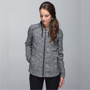 Lululemon Spring Forward Jacket Plush Petal Black Ghost / Black size 2